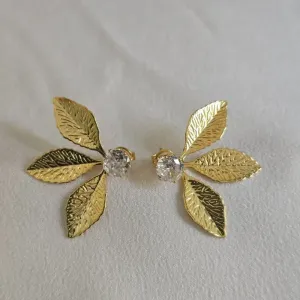 Brinco Delicado Liso Flor e Zircônia