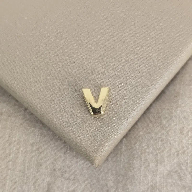 Pingente Letra V banhado ouro 18k