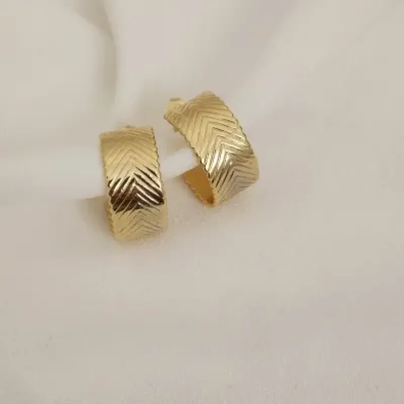 ARGOLA COM DETALHES TRABALHADOS