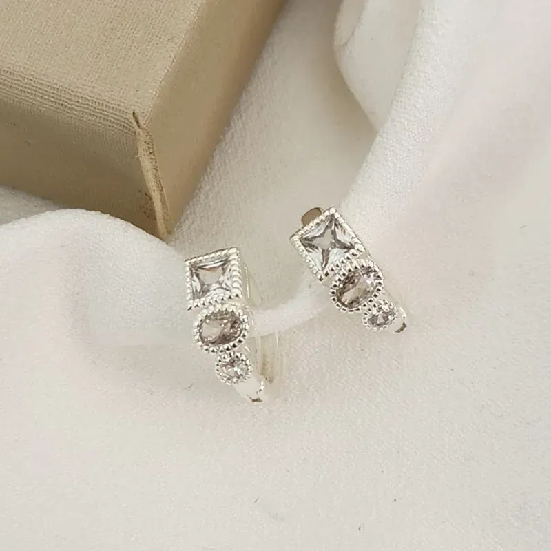 Argola Detalhes Geométricos Zircônia banhada Prata