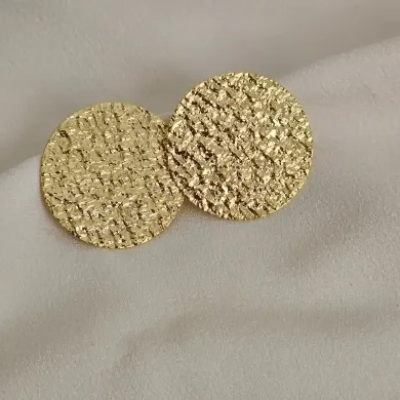 BRINCO CHAPADO COM DETALHES OURO 18K