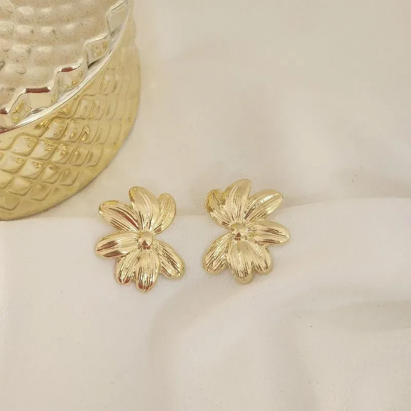 Brinco Flor Pequeno banhado Ouro 18k