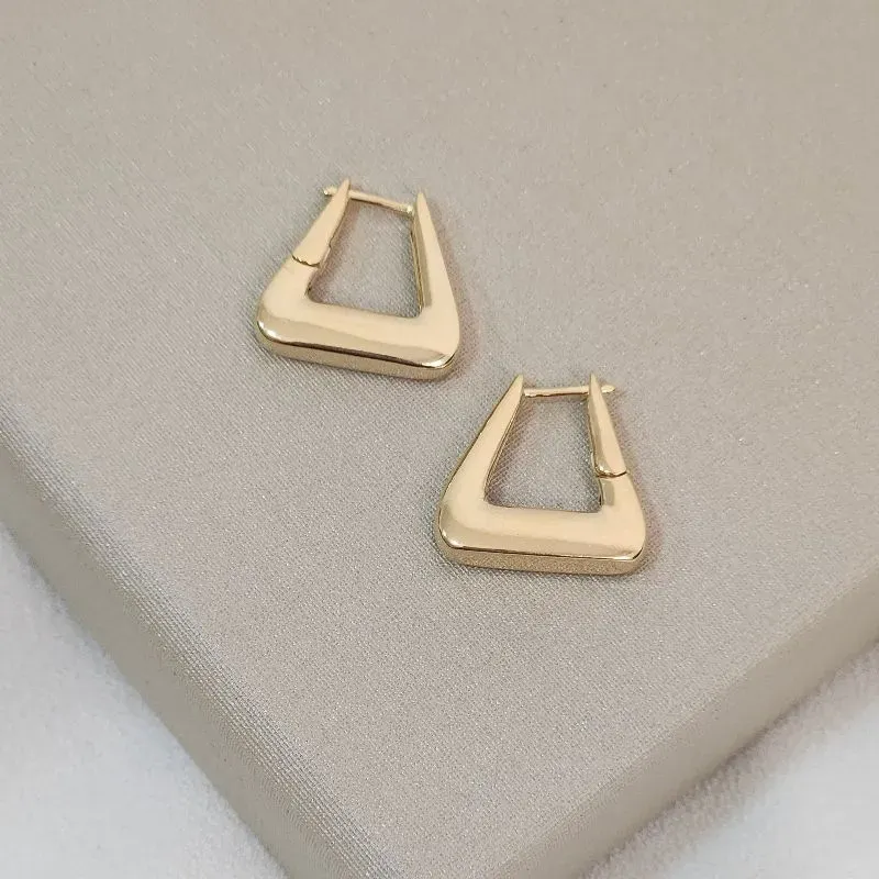 Brinco M Metal Liso Geométrico banhado Ouro 18k