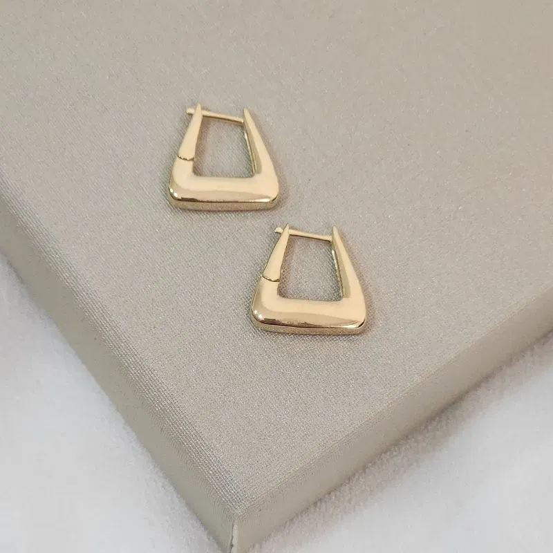 Brinco P Metal Liso Geométrico banhado Ouro 18k