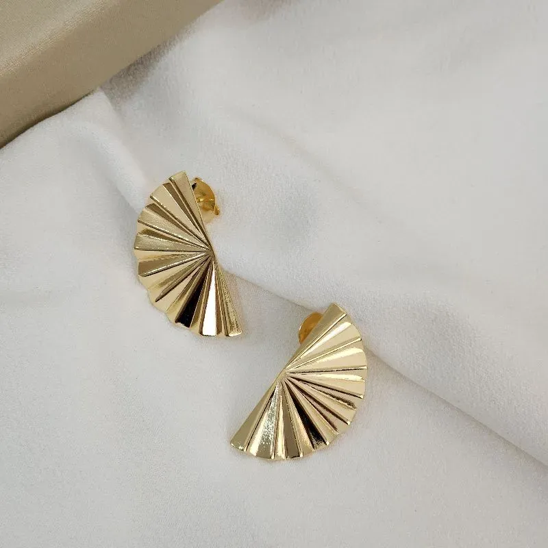 Brinco Trabalhado Metal Meio Leque banhado Ouro 18k