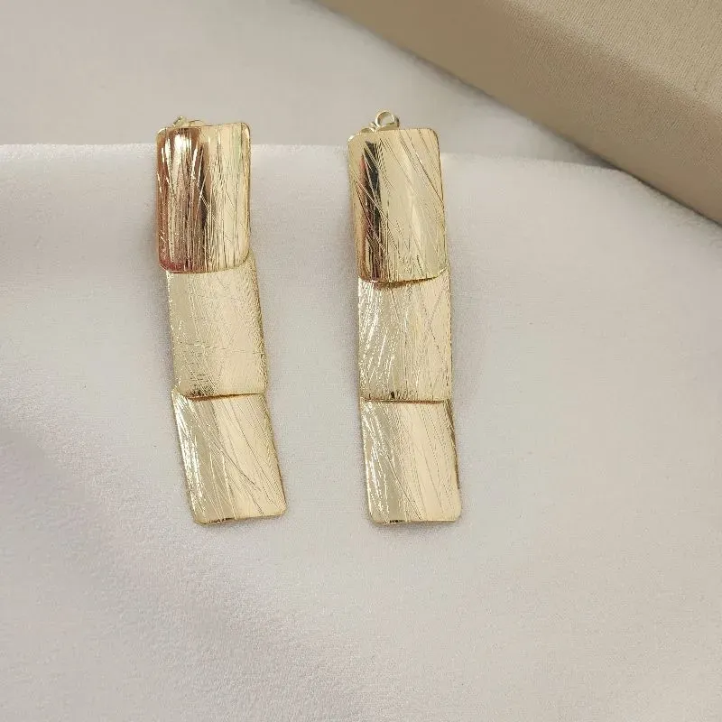 Brinco Triplo Retangular Metal Escovado banhado Ouro 18k