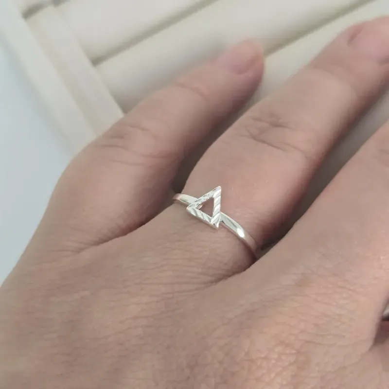 Anel Triangulo Riscado Pequeno