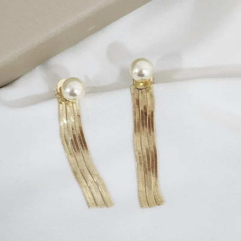 Brinco Franja Metal e Pérola banhado Ouro 18k
