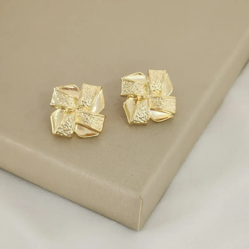 Brinco Metal Flor Geométrica banhado Ouro 18k