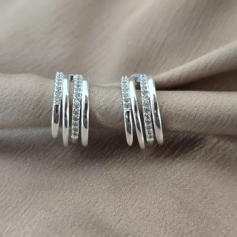Brinco Meia Argola Zirconia