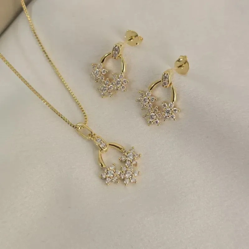Conjunto Delicado Flores Zircônia