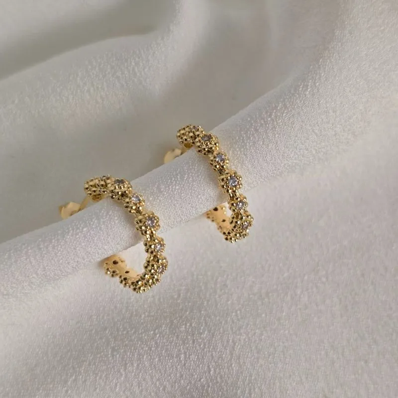 Argola Flor Pequena Zircônia