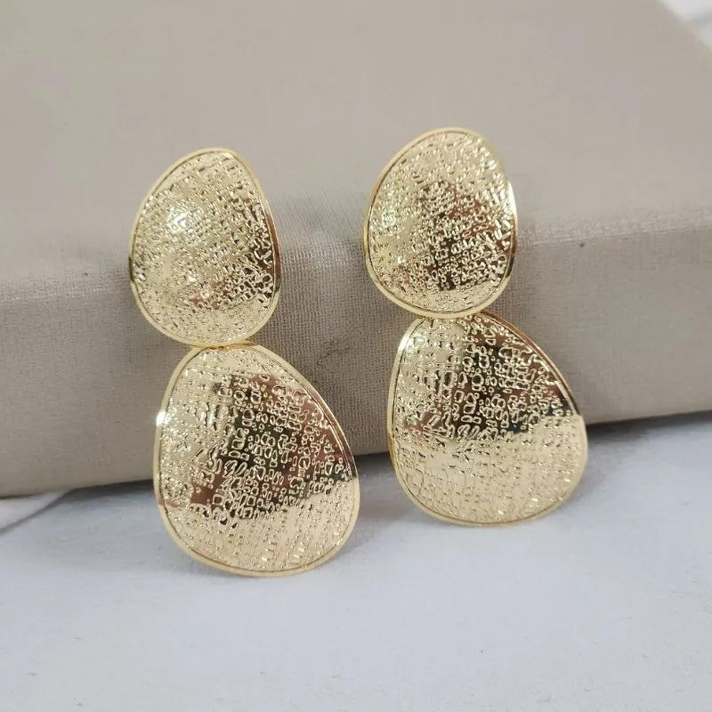 Brinco Detalhado Formato Oval