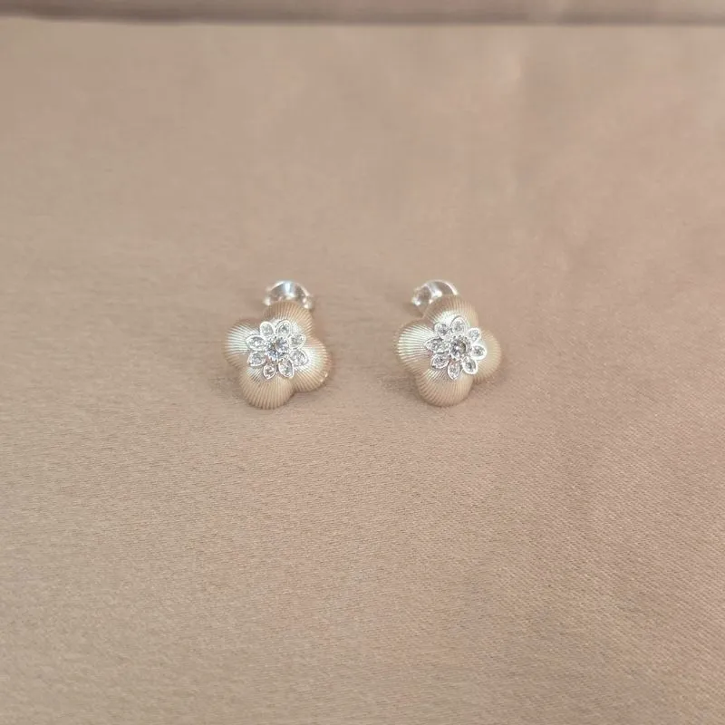 Brinco Delicado Zircônia Detalhe Flor