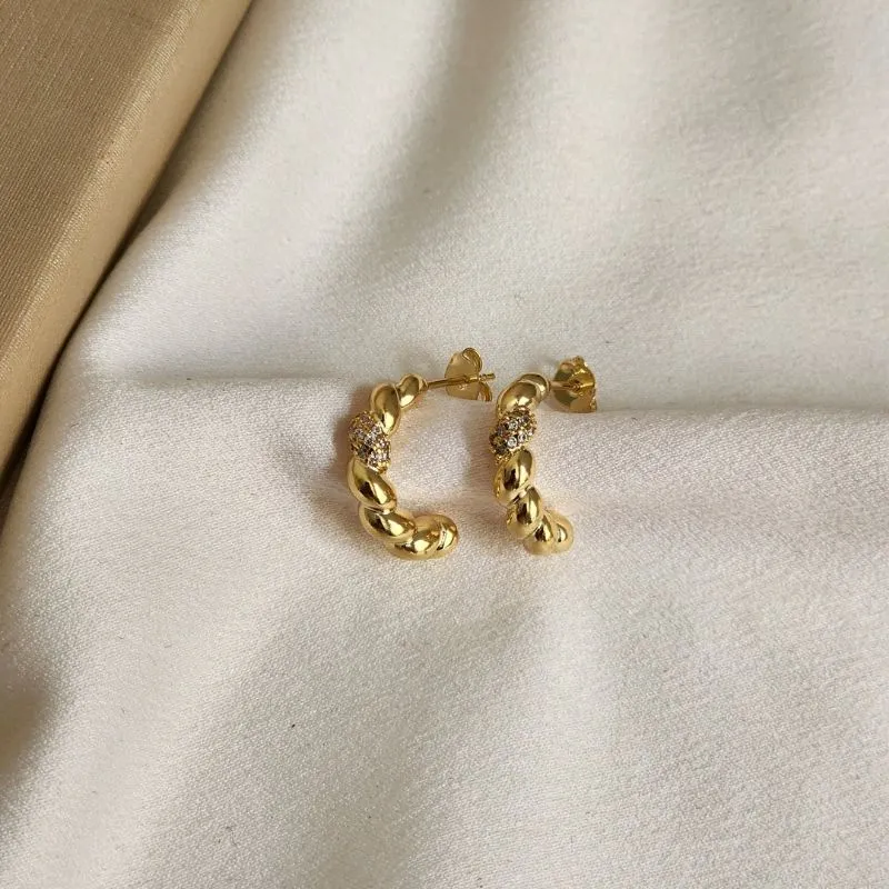 Brinco Meia Argola Liso e Zircônia