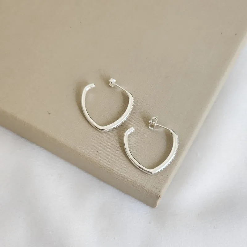 Brinco Meia Argola Zircônia