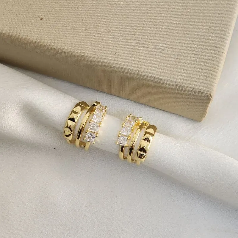 Brinco Meia Argola Zircônia