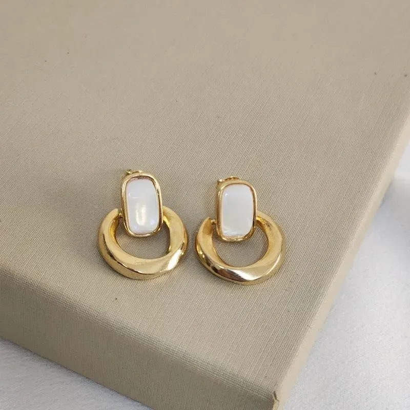 Brinco Vazado Liso Madrepérola