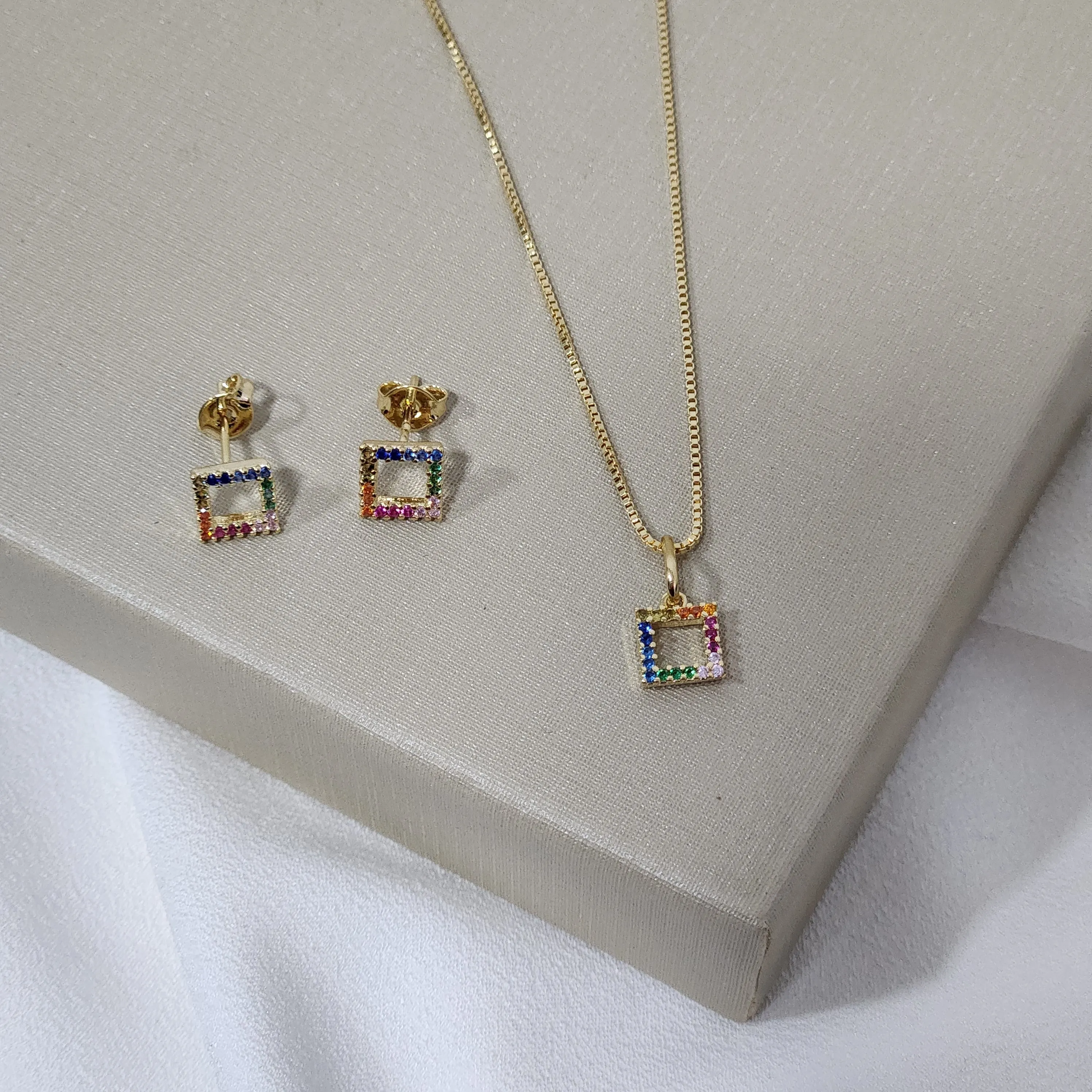Conjunto Delicado Geometrico Cravejado Colorido banhado Ouro 18k