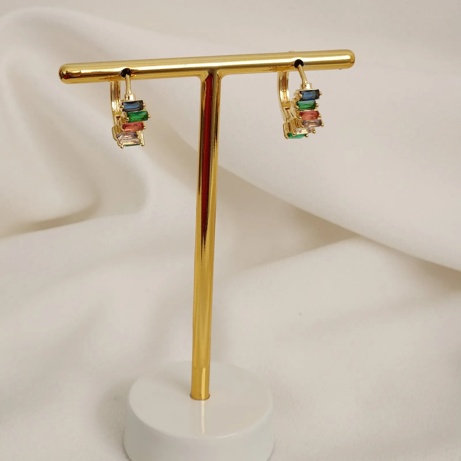 BRINCO ARGOLA CRAVEJADA COM ZIRCÔNIA