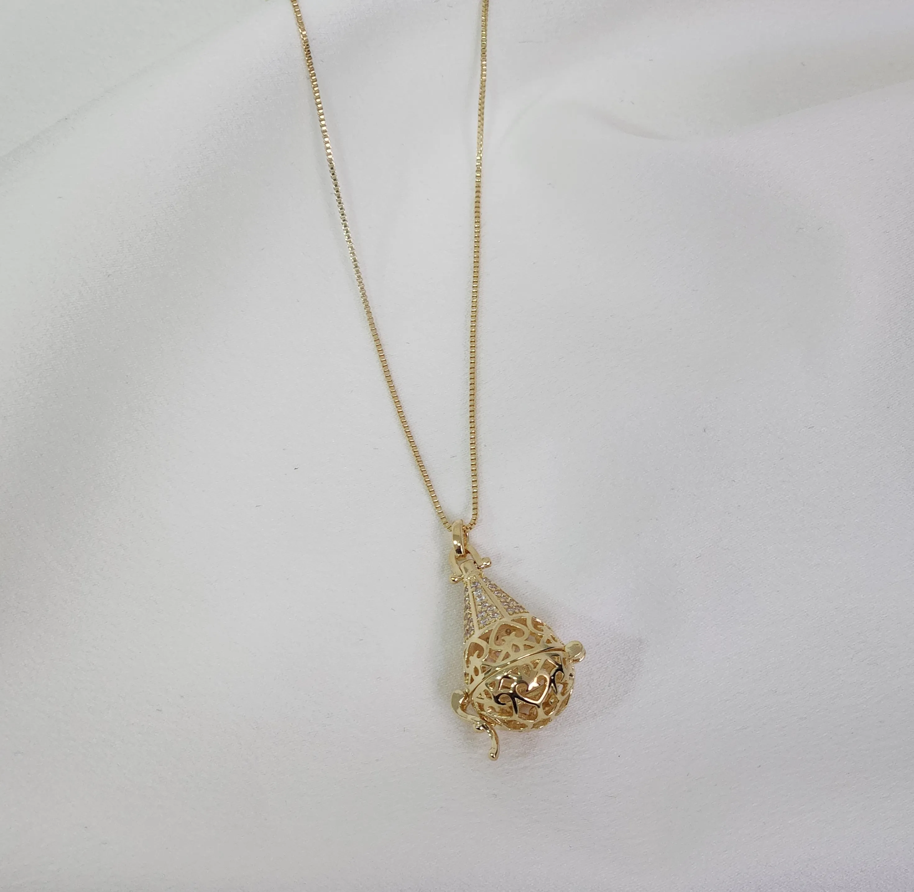 COLAR DIFUSOR BANHADO OURO 18K CRAVEJADO COM ZIRCÔNIA