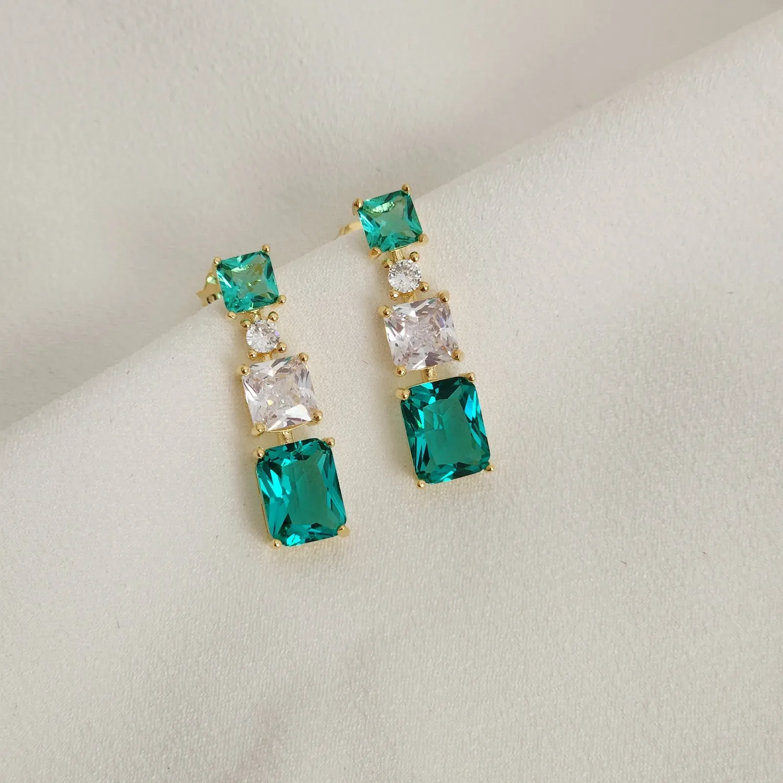BRINCO COM ZIRCONIA  E PEDRAS