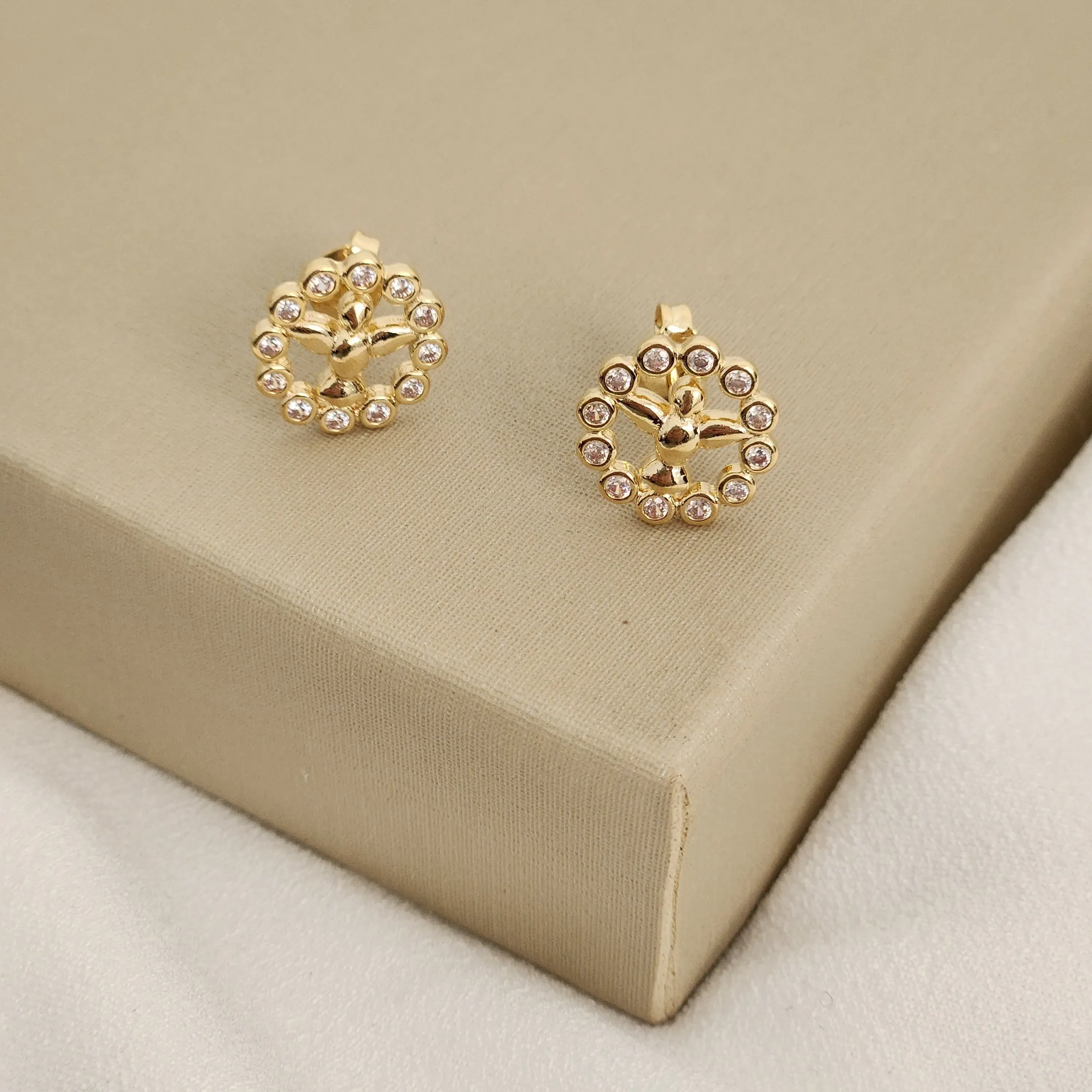 Brinco Espírito Santo Delicado Zircônia banhado Ouro 18k