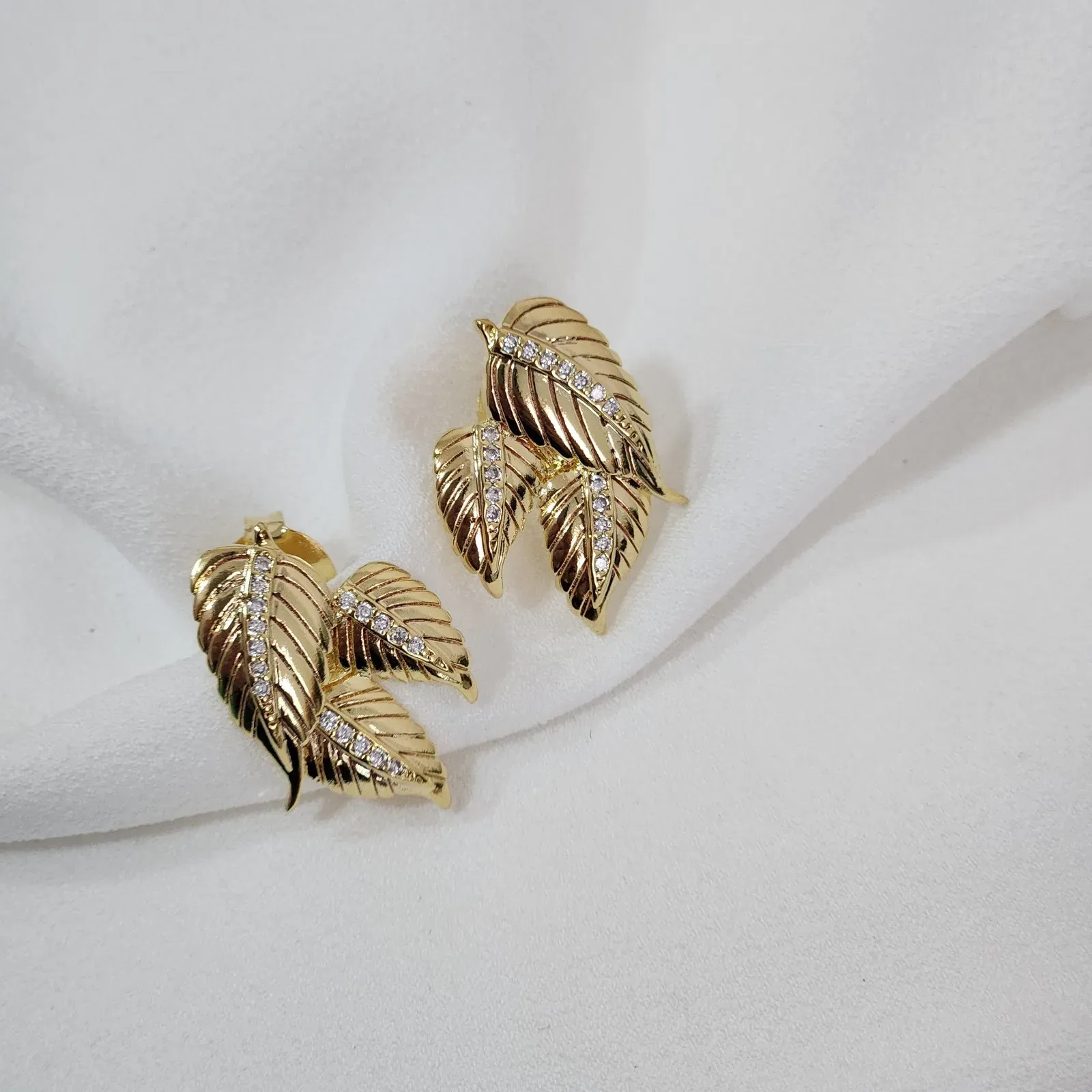 BRINCO FOLHA COM MICROZIRCONIA CRAVEJADA