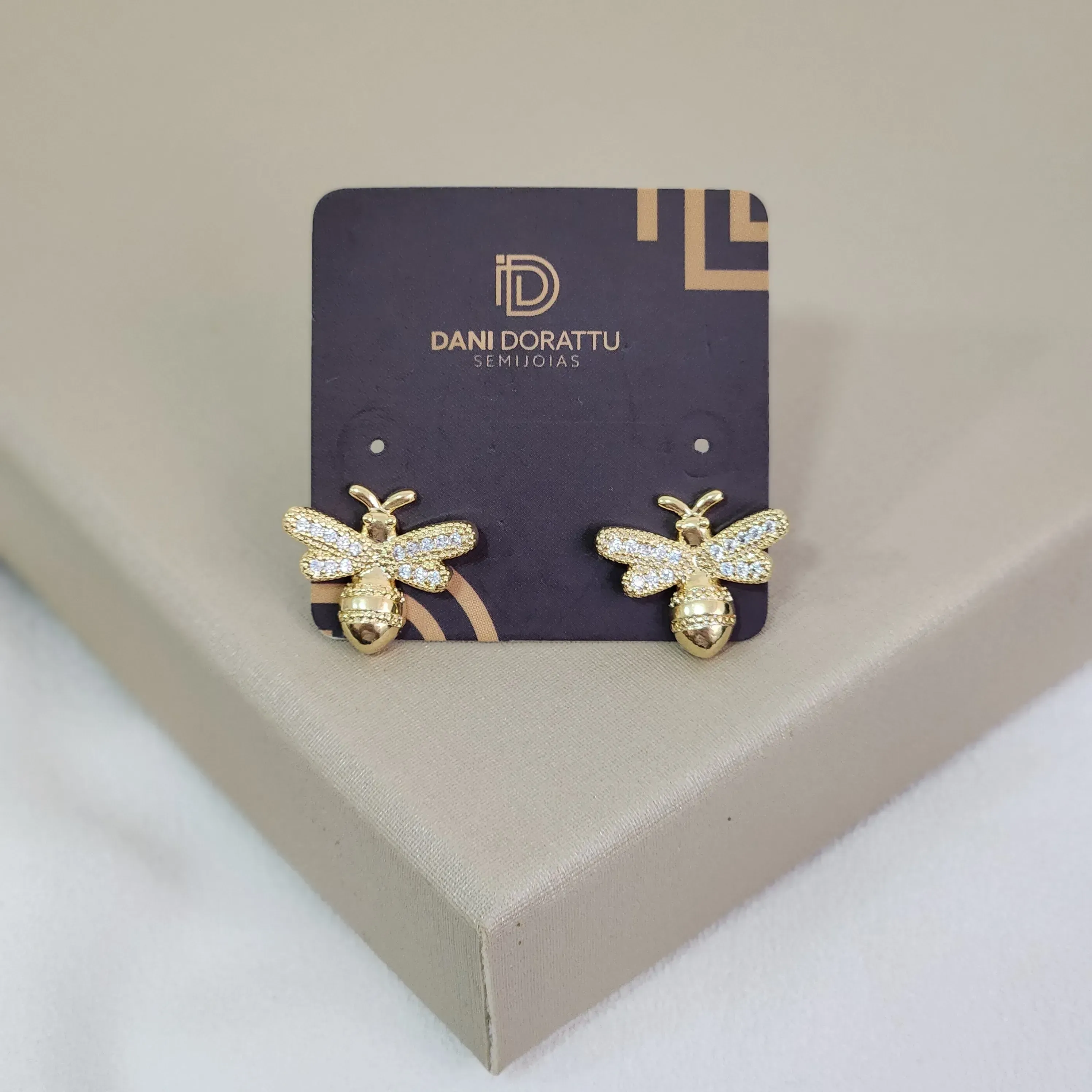 Brinco Delicado Abelhinha Cravejado Zircônia banhado Ouro18k