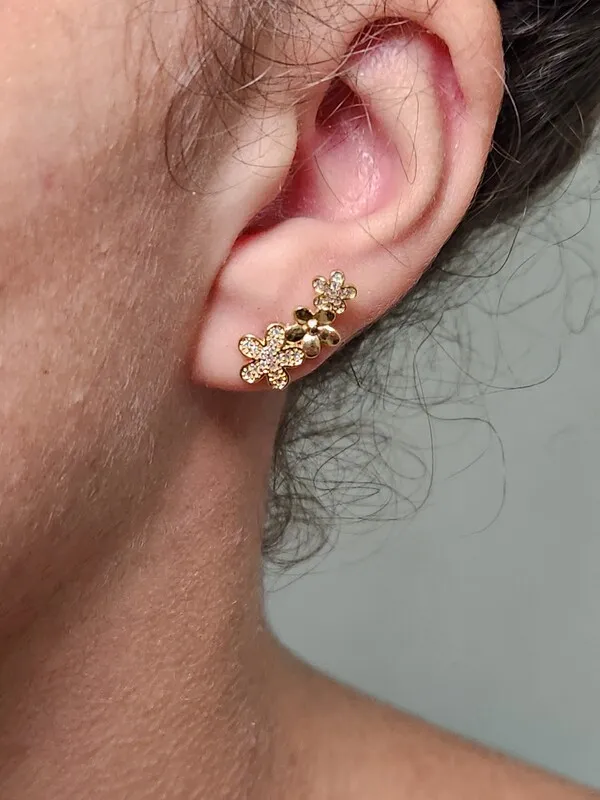 Brinco Delicado Flor Zircônia banhado Ouro 18k