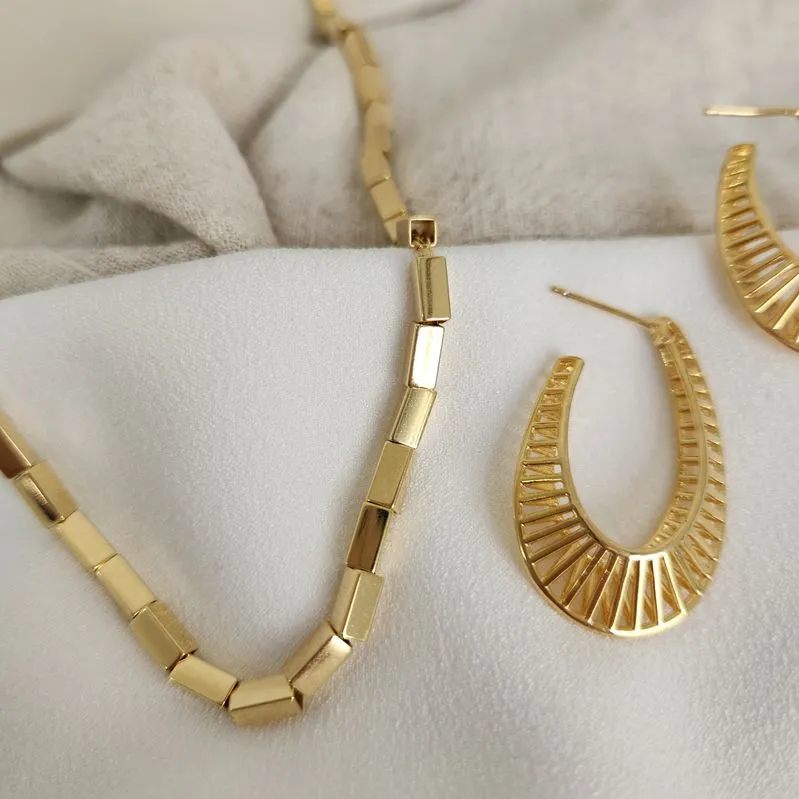 Brinco Meia Argola Vazada banhado Ouro 18k