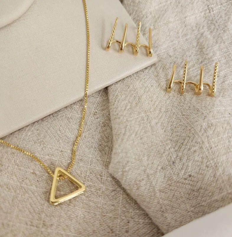 Colar Geométrico Triangular Vazado banhado Ouro 18k