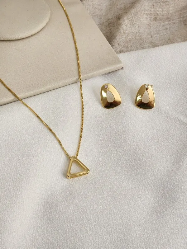 Colar Geométrico Triangular Vazado banhado Ouro 18k