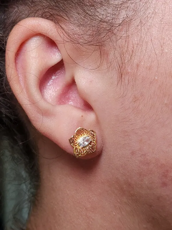 Brinco Flor Ondulada Zircônia banhada Ouro 18k