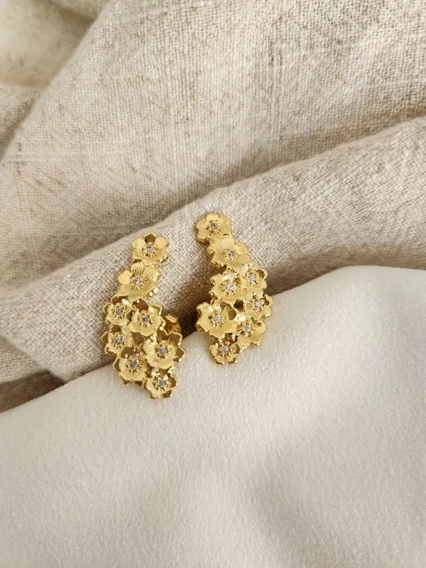Brinco Flores Médio Zircônia banhado Ouro 18k