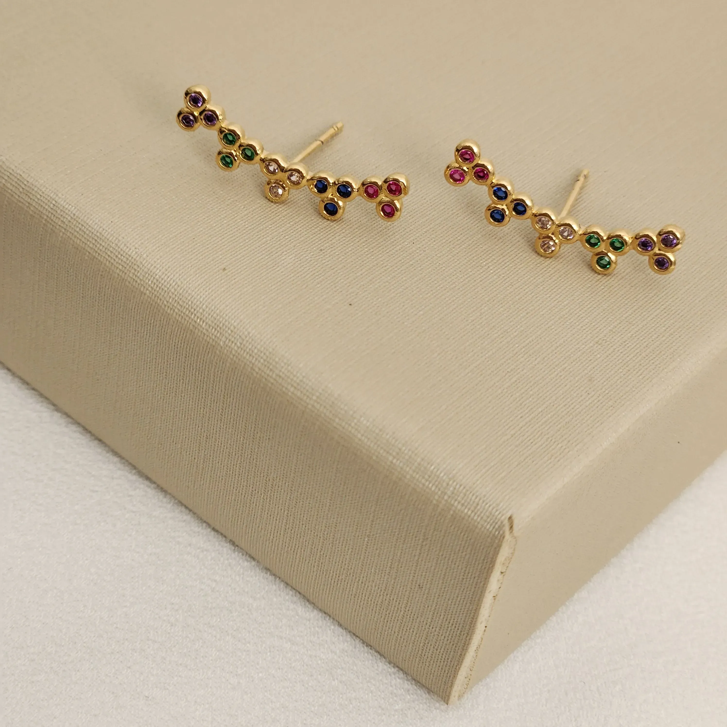 BRINCO EARCUFF  COM MICROZIRCÔNIA