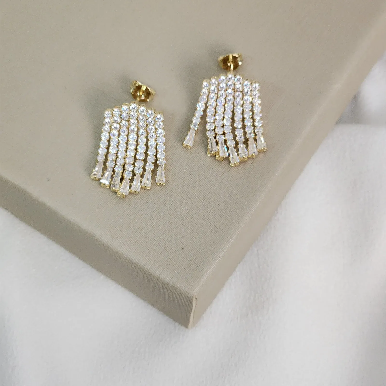 Brinco Franja Cravejado com Micro Zircônia Banhado a Ouro 18K