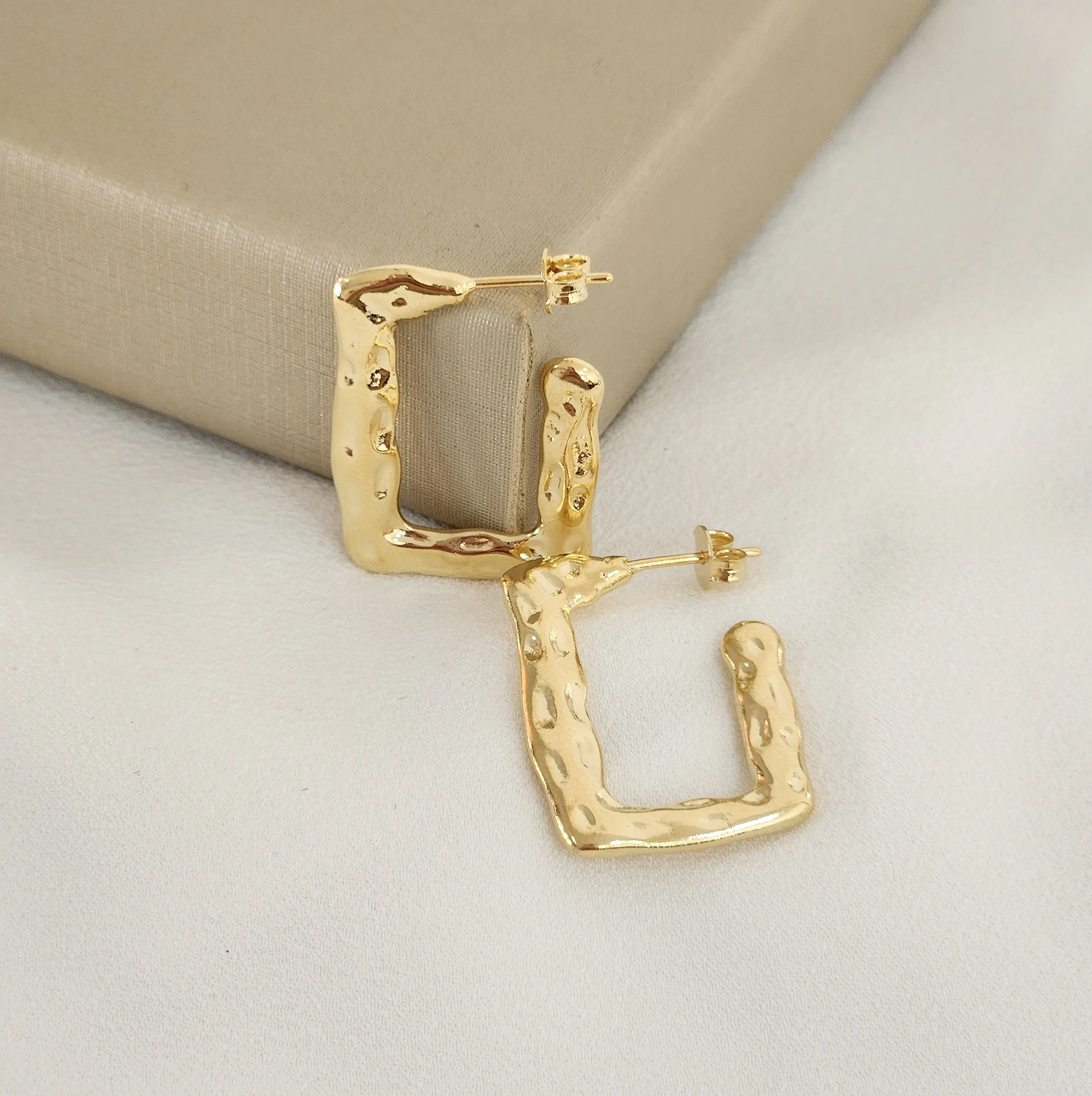 Brinco Liso Trabalhado banhado Ouro 18k