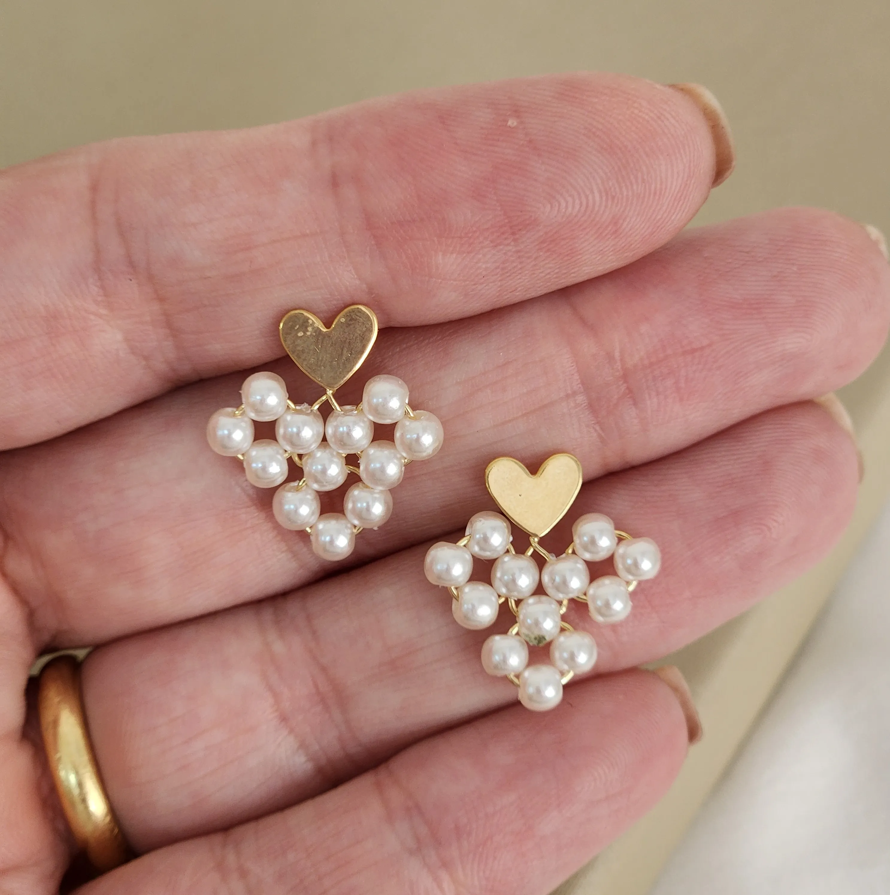 Brinco Coração Pérolas banhado Ouro 18k