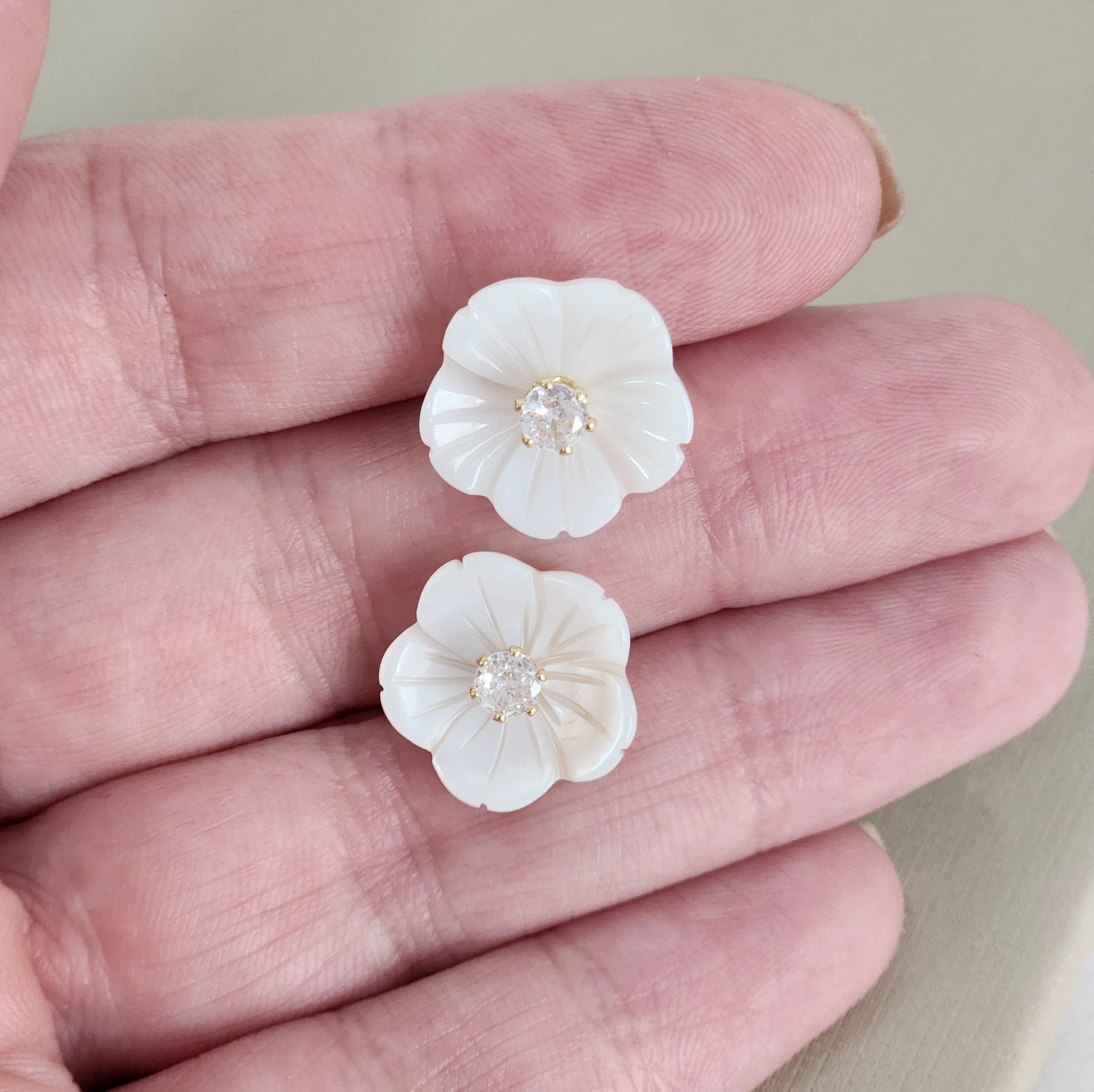 Brinco Flor Zircônia banhado Ouro 18k