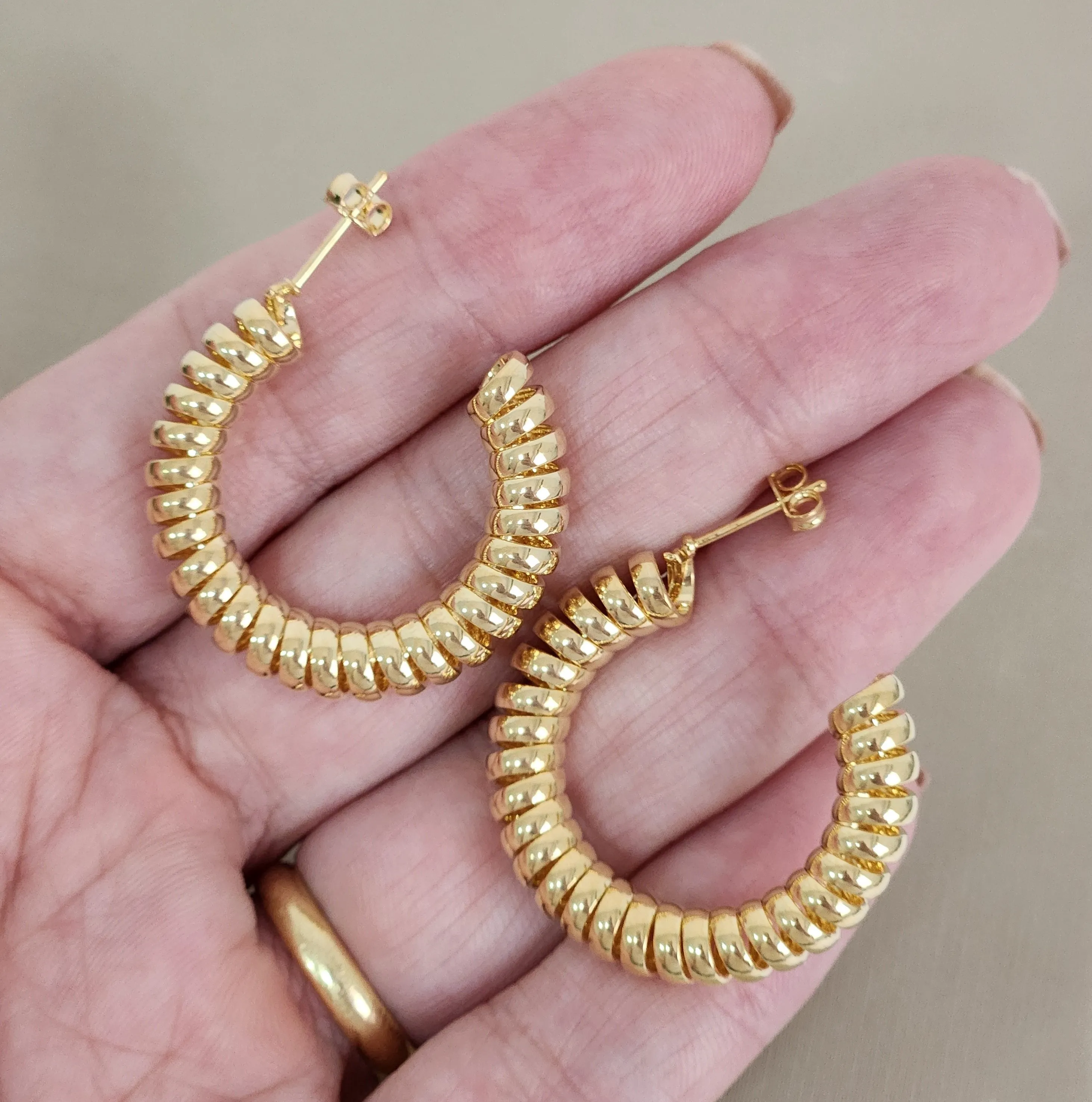 Argola Trabalhada banhada Ouro 18k