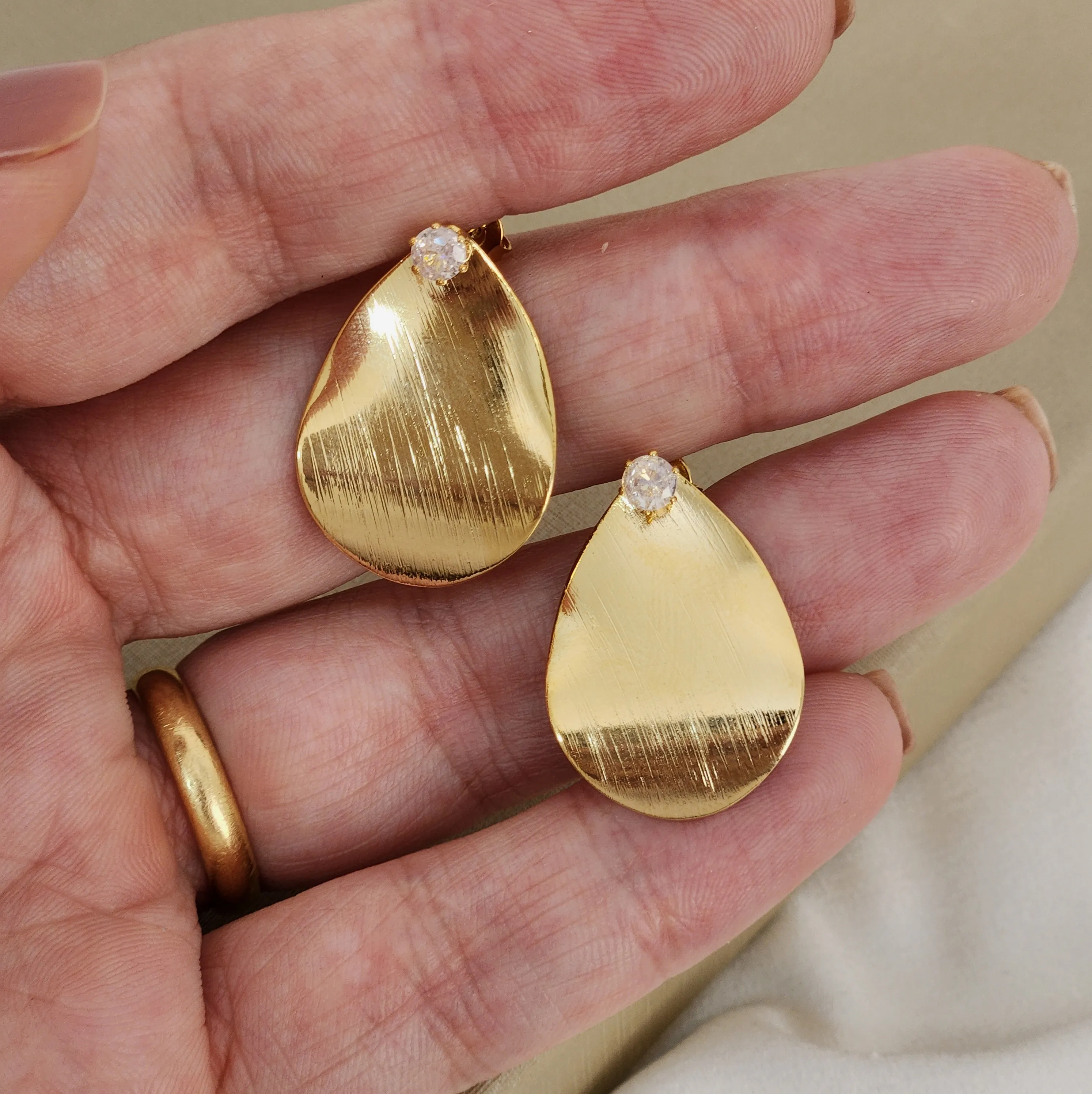 Brinco Gota Escovada Zircônia banhado Ouro 18k