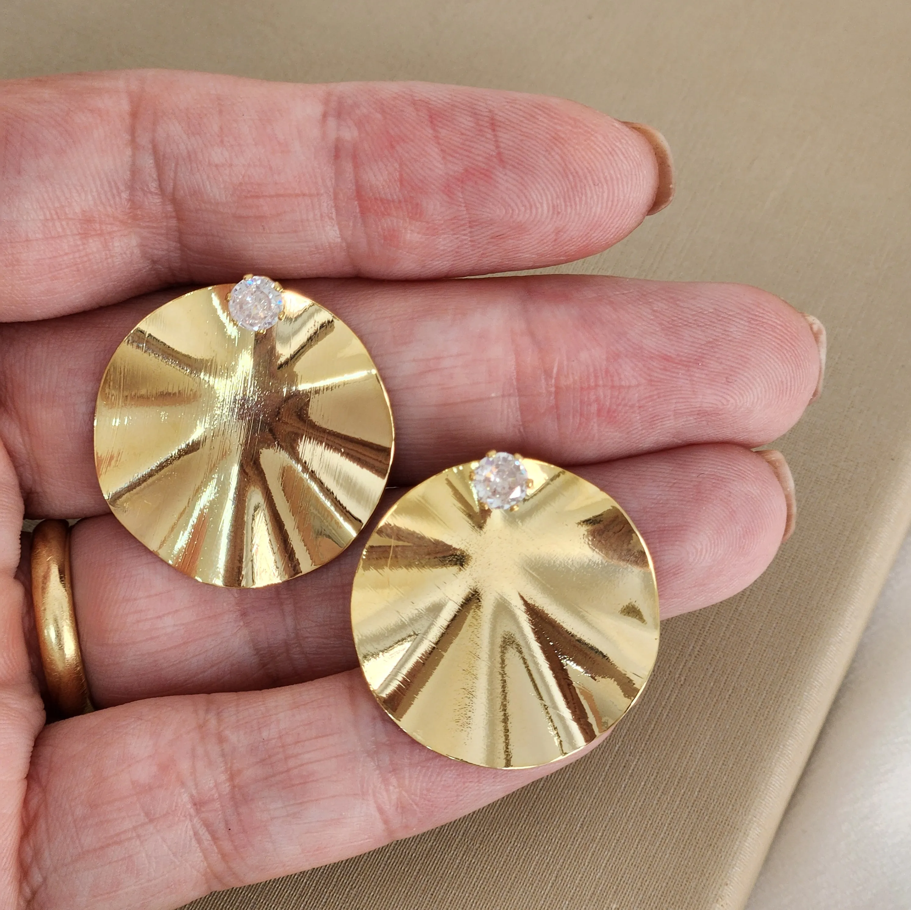 Brinco Redondo Orgânico Zircônia banhado Ouro 18k