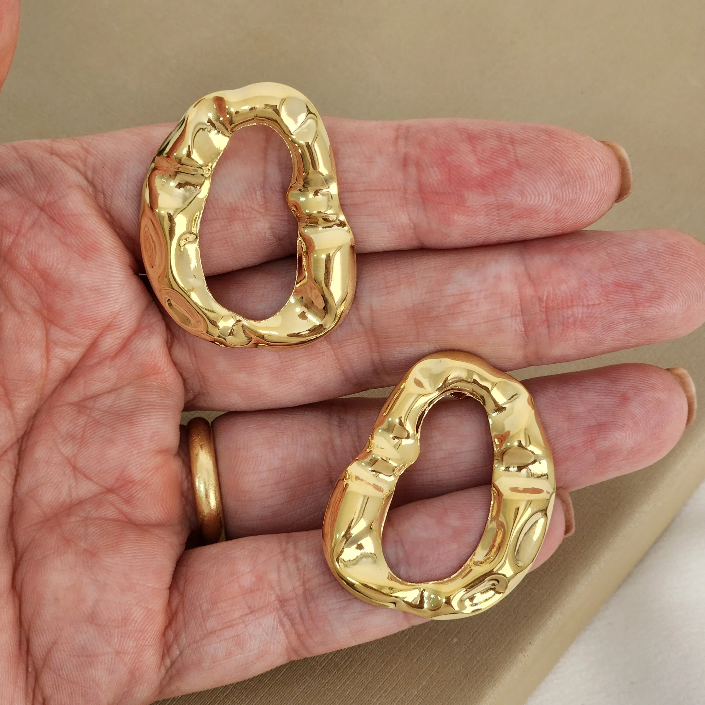 Brinco Orgânico Geométrico banhado Ouro 18k