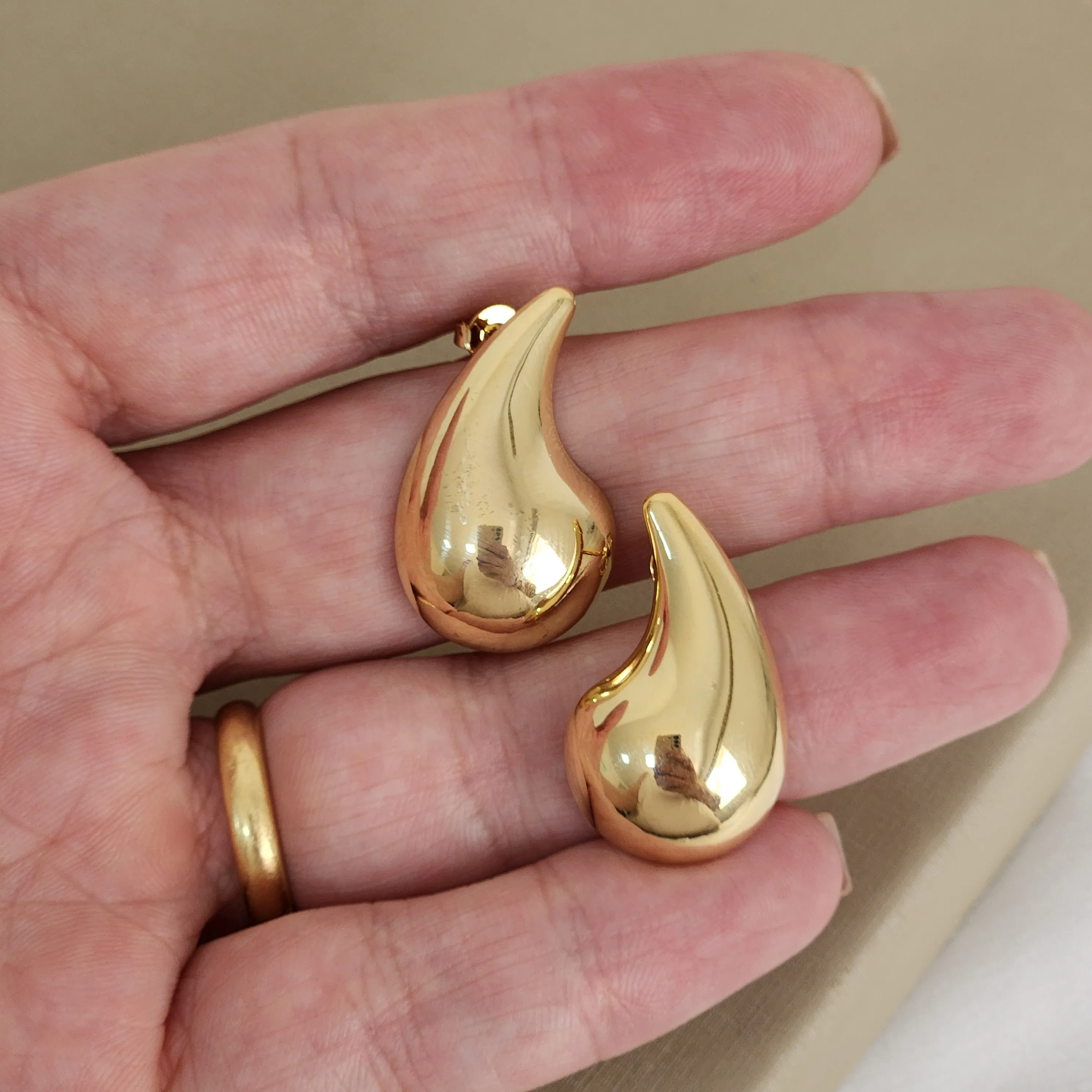 Brinco Médio Gota Vírgula banhado Ouro 18k
