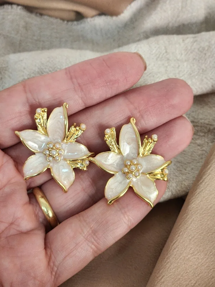 Brinco Flor Madrepérola Nude banhado Ouro 18k
