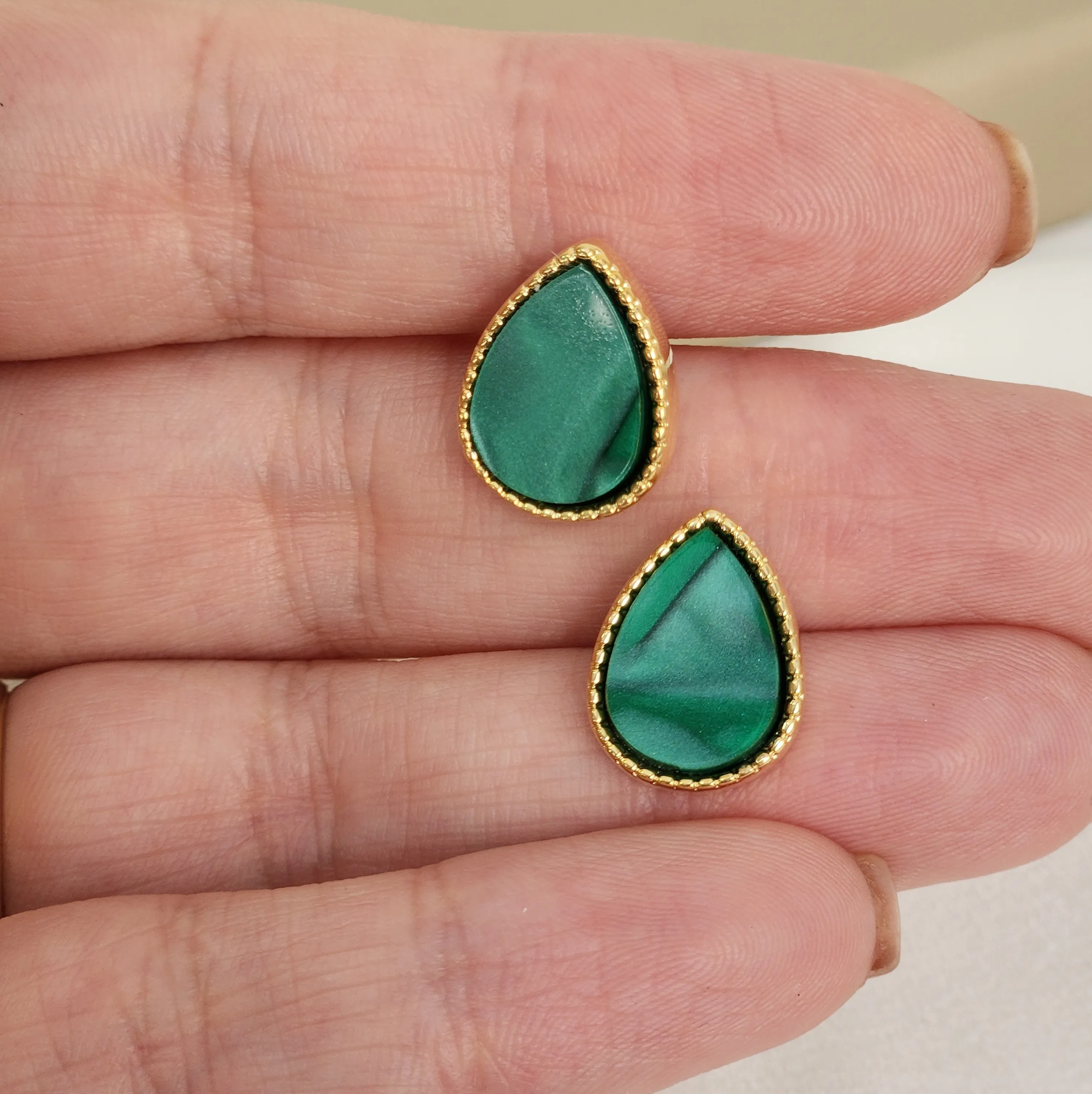Brinco Gota Madrepérola Verde banhado Ouro 18k