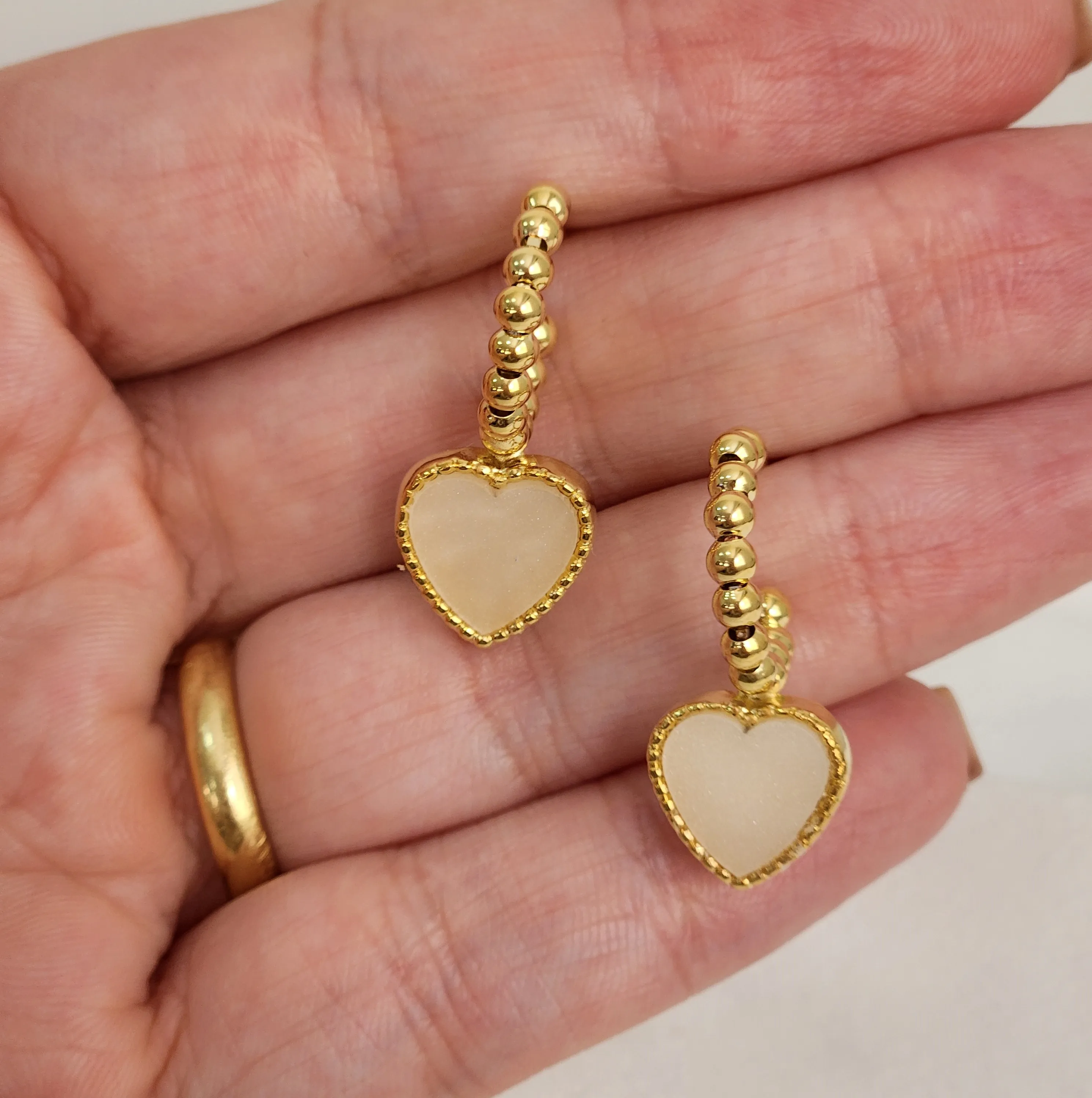 Argola Coração Madrepérola banhada Ouro 18k