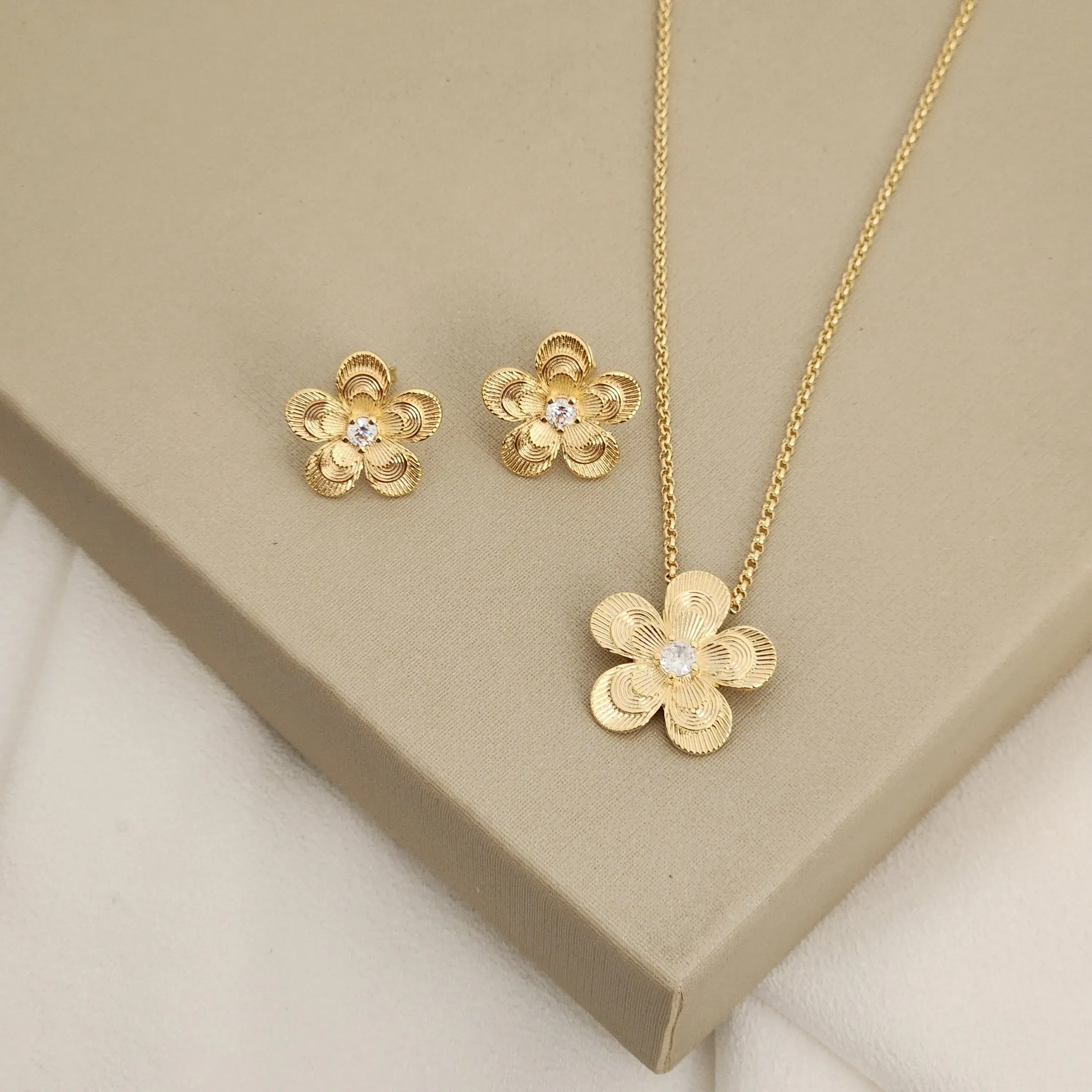 Conjunto Corrente Fina Flor Miolo Zircônia  banhado Ouro18k
