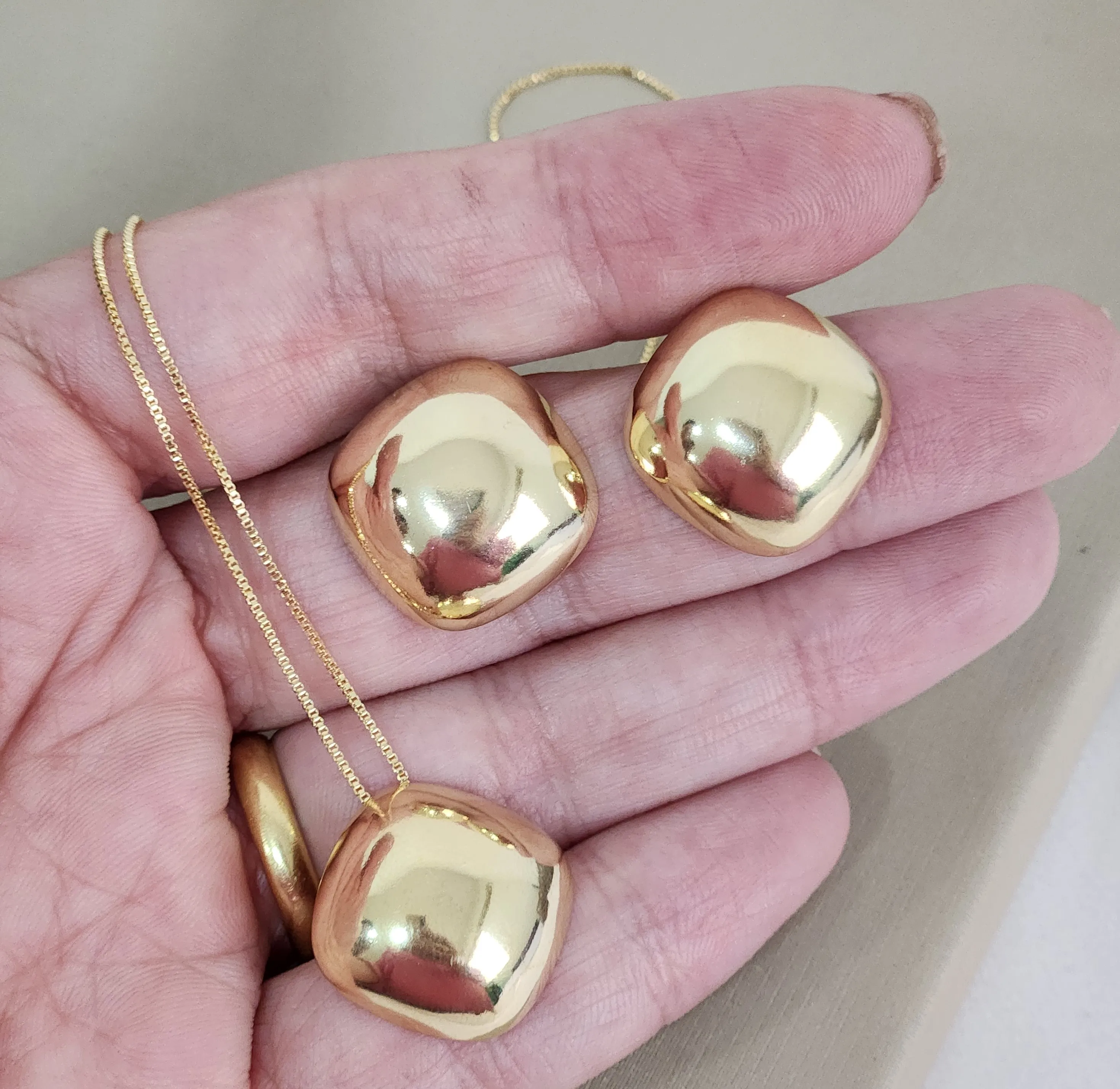 Conjunto Liso Quadrado banhado Ouro 18k